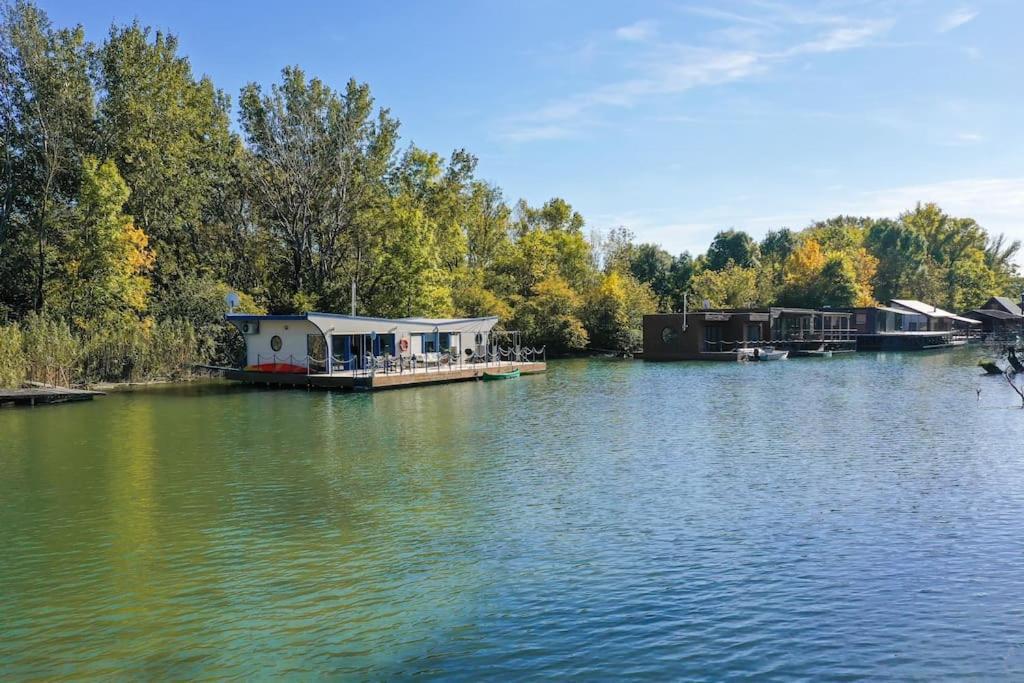 Ocarujuci Houseboat Na Dunaji Братислава Экстерьер фото