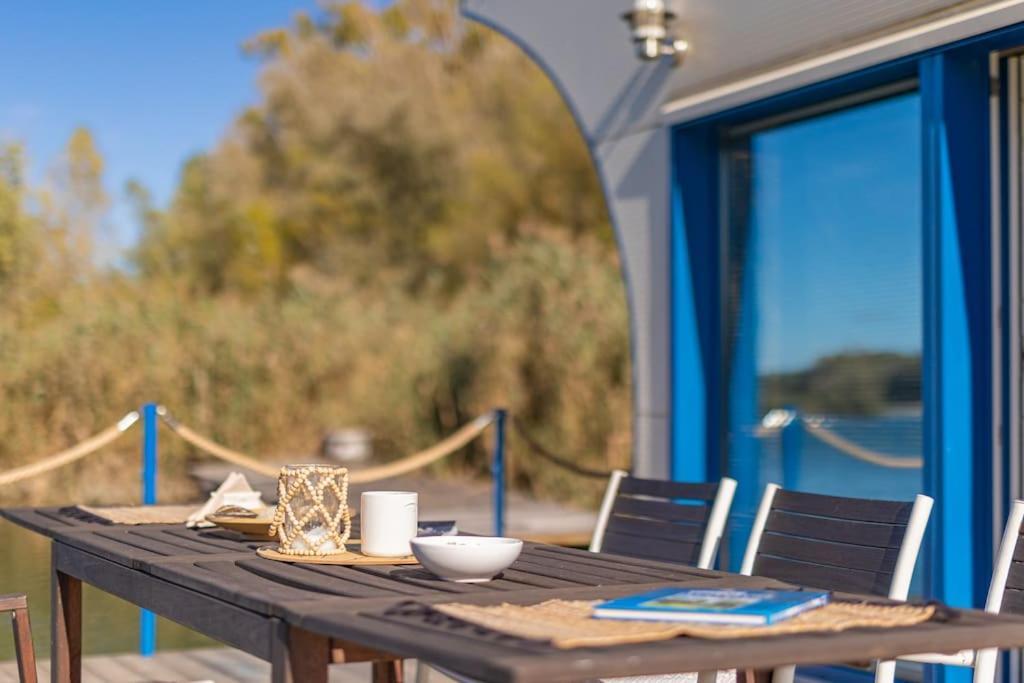 Ocarujuci Houseboat Na Dunaji Братислава Экстерьер фото