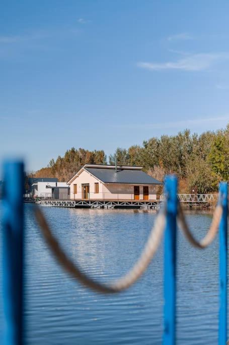 Ocarujuci Houseboat Na Dunaji Братислава Экстерьер фото