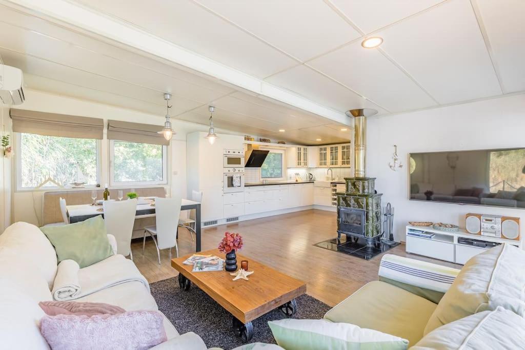 Ocarujuci Houseboat Na Dunaji Братислава Экстерьер фото