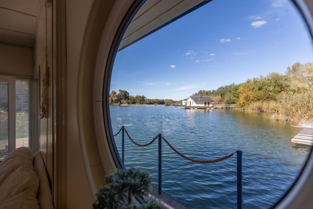 Ocarujuci Houseboat Na Dunaji Братислава Экстерьер фото