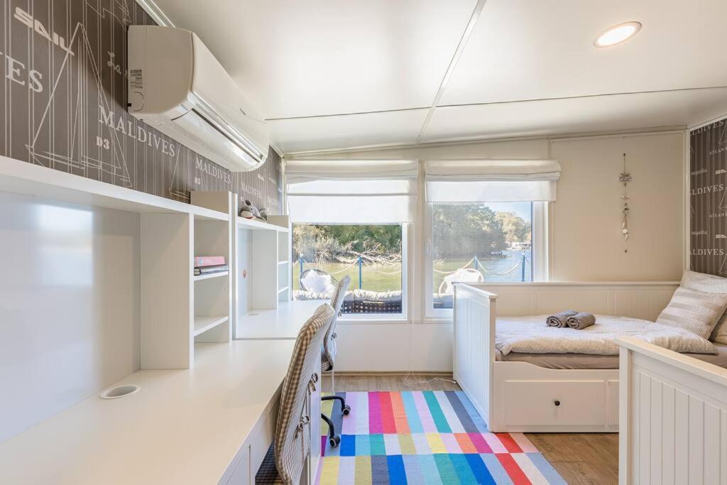 Ocarujuci Houseboat Na Dunaji Братислава Экстерьер фото
