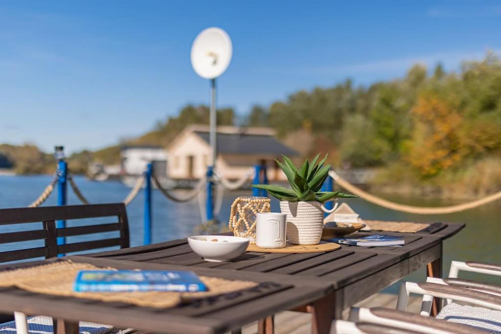 Ocarujuci Houseboat Na Dunaji Братислава Экстерьер фото
