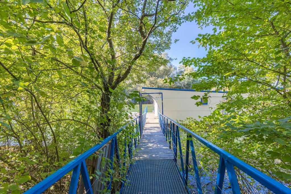 Ocarujuci Houseboat Na Dunaji Братислава Экстерьер фото
