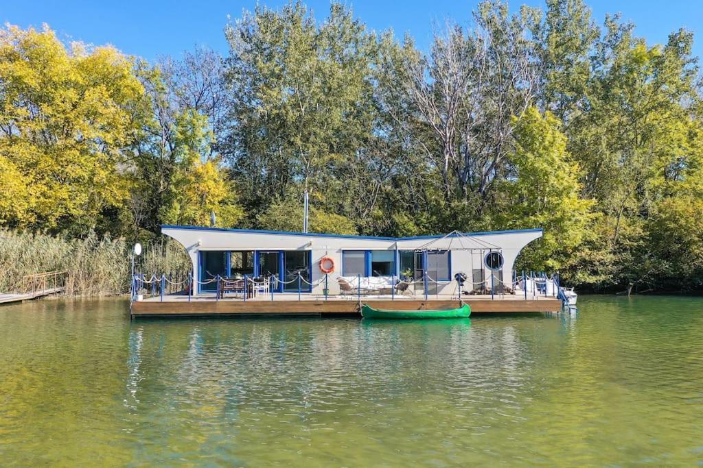 Ocarujuci Houseboat Na Dunaji Братислава Экстерьер фото