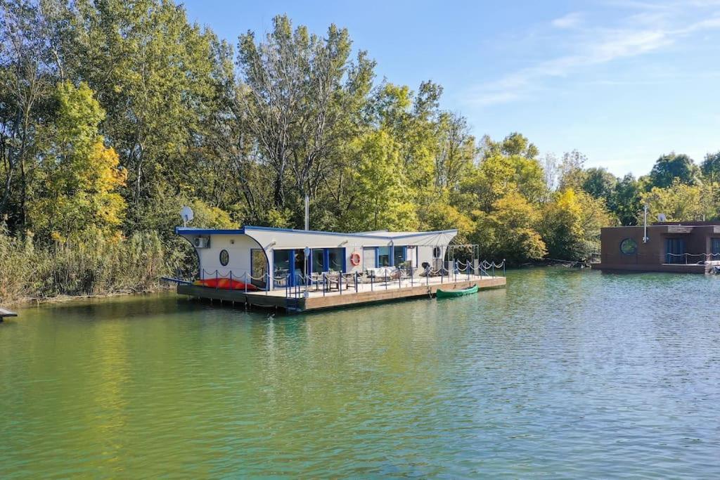 Ocarujuci Houseboat Na Dunaji Братислава Экстерьер фото